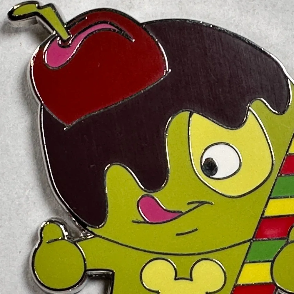 Disney pin dee